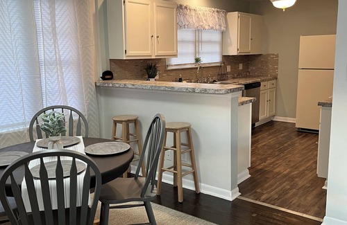 Terre Haute House | Charming 3 bed. home w/AC, WiFi Close to Hospitals, Rose & ISU. Pet friendly