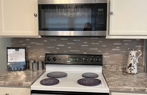 Terre Haute House | Charming 3 bed. home w/AC, WiFi Close to Hospitals, Rose & ISU. Pet friendly