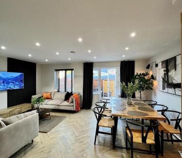 Canterbury House | Charming 3-Bed House with 1 Parking space