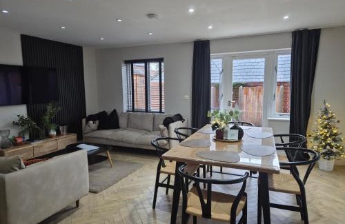 Canterbury House | Charming 3-Bed House with 1 Parking space