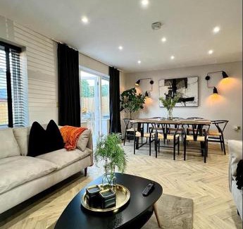 Canterbury House | Charming 3-Bed House with 1 Parking space