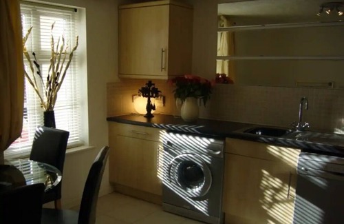 Solihull House | Charming 3-Bed Retreat.Solihull:HS2,NEC,Airport,Wi-Fi, Parking. Pet-Friendly