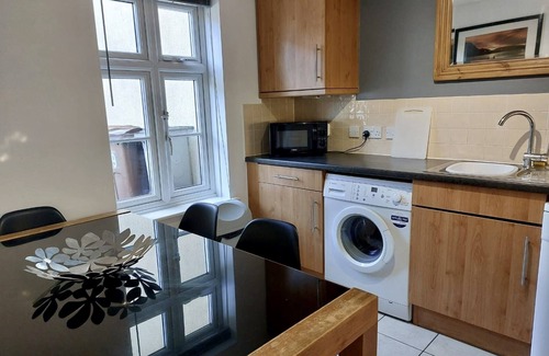 Solihull House | Charming 3-Bed Retreat.Solihull:HS2,NEC,Airport,Wi-Fi, Parking. Pet-Friendly