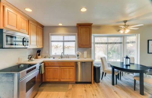 Discovery Bay House | CHARMING 3 BEDROOM LAKE FRONT HOUSE WITH FAST WIFI IN DISCOVERY BAY
