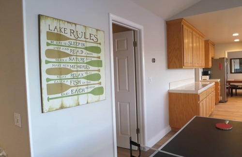 Discovery Bay House | CHARMING 3 BEDROOM LAKE FRONT HOUSE WITH FAST WIFI IN DISCOVERY BAY