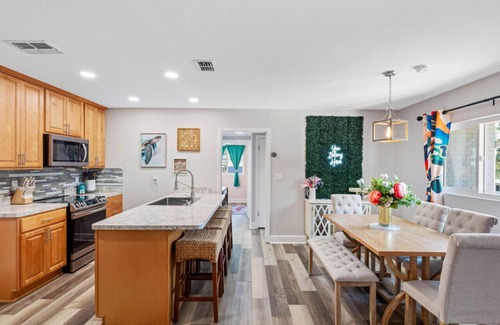 Lakeland House | Charming 3-Bedroom, 2-Bathroom Home with Heated Pool and Spacious Backyard in the Heart of Lakeland