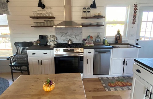 California Wine Country Cottage | Charming 3-bedroom 2 bath cottage with vinyard views in welcoming Hopland