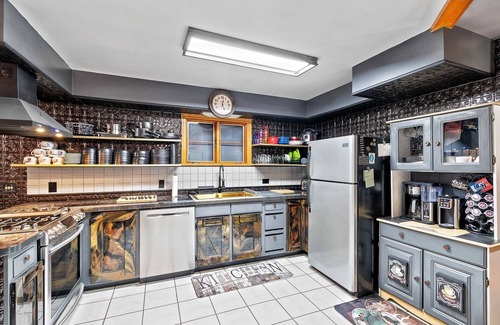 Geneva House | Charming 3-bedroom 5 Bed house with WiFi & extras in delightful Geneva