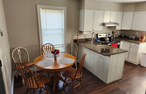 Rimmon Heights Apartment | Charming 3-bedroom apartment close to dining, shopping, bars, and entertainment.