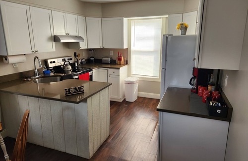 Rimmon Heights Apartment | Charming 3-bedroom apartment close to dining, shopping, bars, and entertainment.
