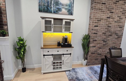 Mount Vernon Triangle House | Charming 3-bedroom by Convention Center DC WiFi, AC, Free off street Parking