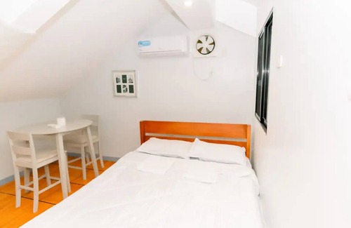 Caloocan Apartment | Charming 3 bedroom boutique, bathtub, 180sq.metersnn
