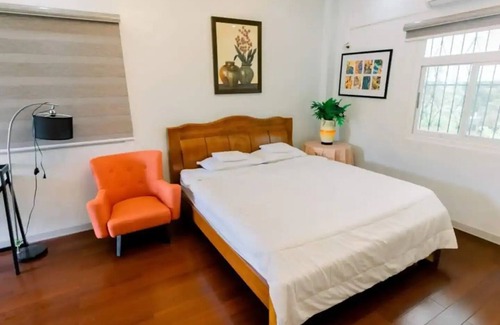 Caloocan Apartment | Charming 3 bedroom boutique, bathtub, 180sq.metersnn