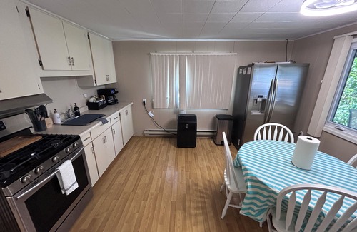 Chatham-Kent Cottage | Charming 3 bedroom cottage, canal access to lake St Clair, family & pet friendly