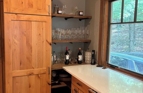 Lost River Cabin | Charming 3-bedroom cabin with WiFi, AC, hot tub in brilliant Lost City