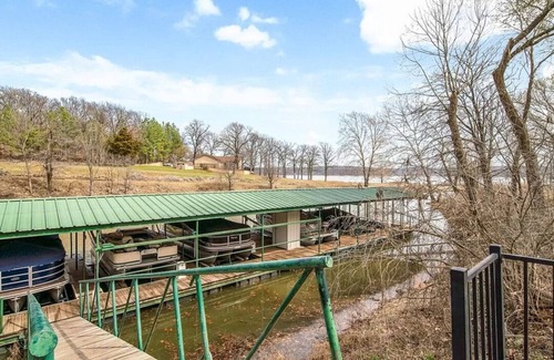 Pryor Cabin | Charming 3-bedroom cabin with lake access. Kayak, Boating, Bonfire.