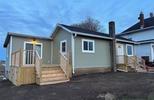 Cameron Cottage | Charming 3-bedroom cottage at Prairie Moon Farm