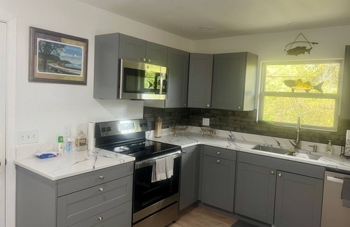 Lansing Cottage | Charming 3-bedroom cottage with a river view in the bluffs just south of Lansing