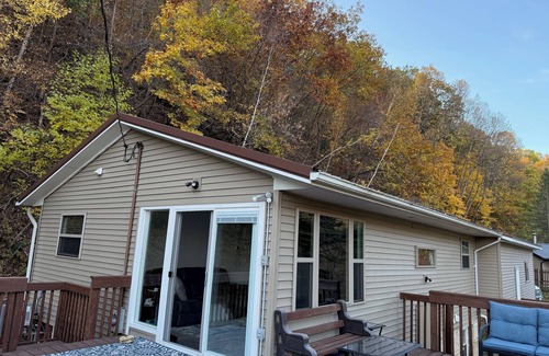 Lansing Cottage | Charming 3-bedroom cottage with a river view in the bluffs just south of Lansing
