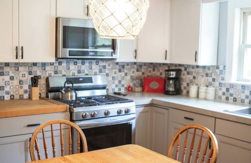 Russell Cottage | Charming 3-bedroom cottage in Russell with AC, WiFi. Enjoy your stay