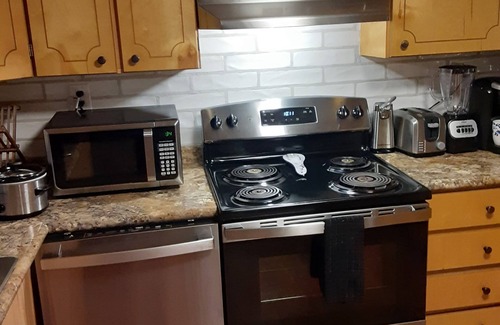 Lydia Cottage | Charming 3-bedroom cottage with WiFi and AC in wonderful McBee GYM AND HOT TUB
