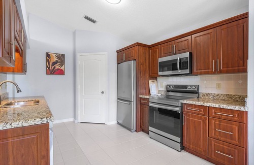 Greenview Shores House | Charming 3-bedroom estate in wonderful Wellington with AC