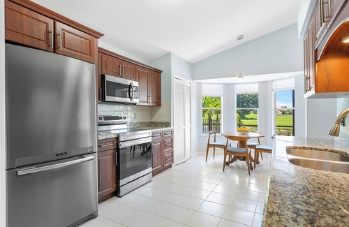 Greenview Shores House | Charming 3-bedroom estate in wonderful Wellington with AC