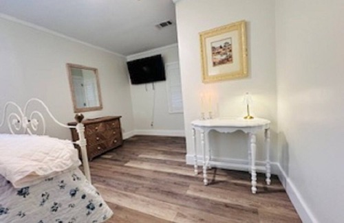 Graceville Other | Charming 3-bedroom farmhouse in Graceville with AC, WiFi