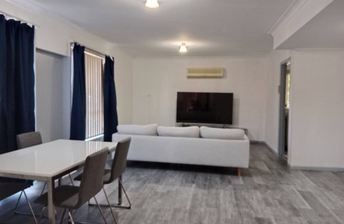 Glen Innes House | Charming 3-bedroom house with WiFi, fitness room in tranquil Glen Innes