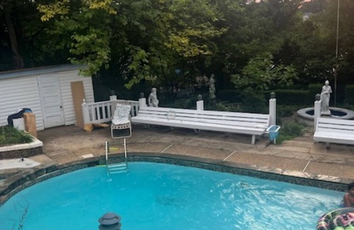 Jefferson Manor House | Charming 3-bedroom house with AC, fitness room, WiFi in Alexandria with pool