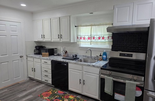 Maple Hill House | Charming 3-bedroom house with wishing well,WiFi and AC in Bloomfield