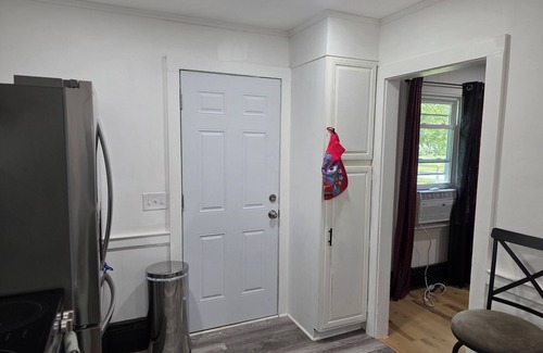 Maple Hill House | Charming 3-bedroom house with wishing well,WiFi and AC in Bloomfield