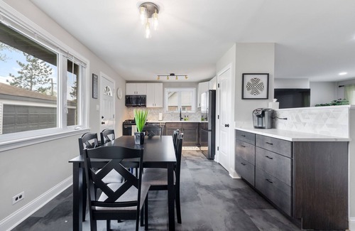 Bridgeview House | Charming 3-bedroom house with AC and WiFi in serene Bridgeview