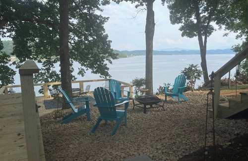 Baneberry House | Charming 3-bedroom house on Douglas Lake close to Dandridge & Pigeon Forge!