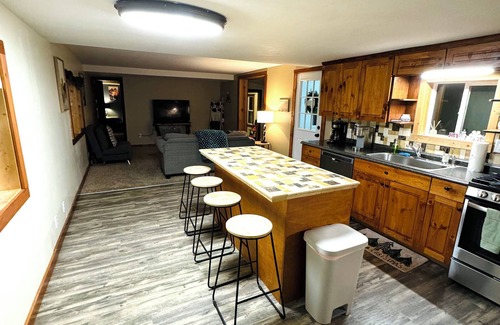 Manhattan House | Charming 3-bedroom house with hot tub in serene Manhattan