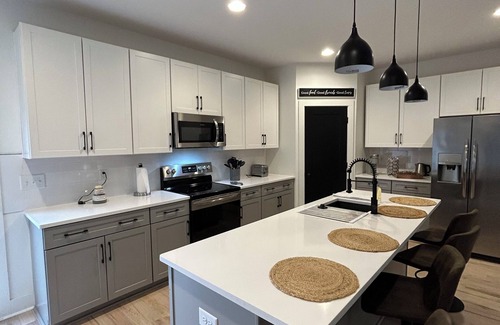 Madison House | Charming 3-bedroom house - 10 minutes from Broadway