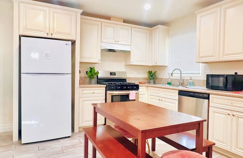 Eastside House | Charming 3-bedroom house for the holidays in Riverside!
