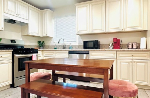Eastside House | Charming 3-bedroom house for the holidays in Riverside!