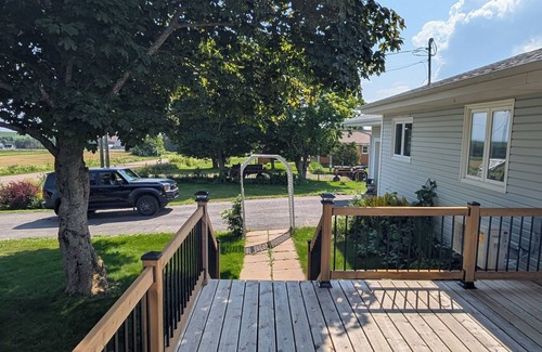 Hampton House | Charming 3-bedroom Home w/WiFi, AC in Adorable Hampton-Victoria by the Sea