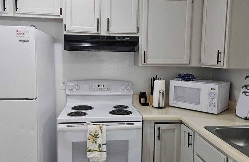 Ellendale House | Charming 3-bedroom Home - near BARTLETT-Comfortable & Convenient.