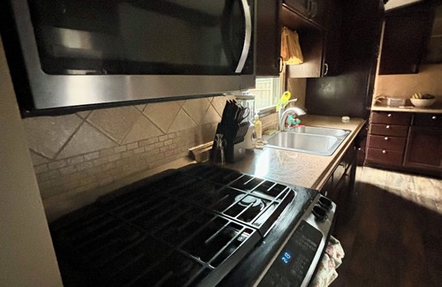 Hammond House | Charming 3-bedroom house rooms in nice Hammond with WiFi,