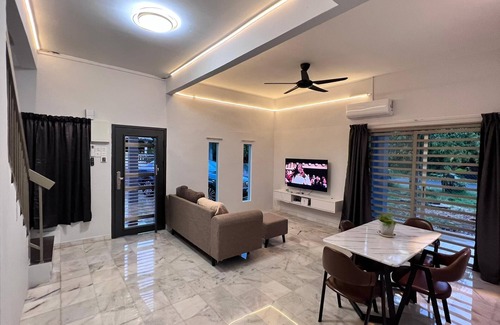 Bedung House | Charming 3-bedroom house with WiFi, AC & peaceful location in Bedong