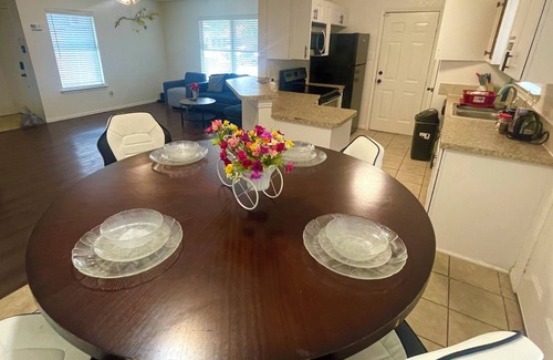 Dallas House | Charming 3-bedroom house with WiFi and AC in fabulous Dallas