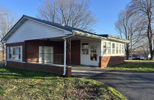 Marion House | Charming 3-bedroom house in pleasant Marion with AC, fitness room, WiFi.