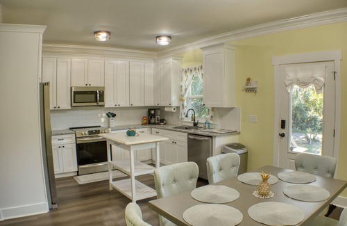 Midway House | Charming 3-bedroom house on saltwater creek in peaceful Midway