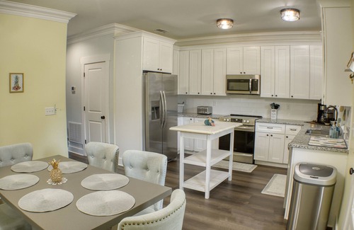 Midway House | Charming 3-bedroom house on saltwater creek in peaceful Midway