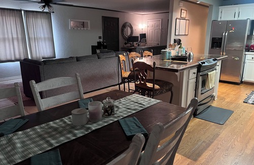 Greenwich House | Charming 3-bedroom house in Newton - Your Home Away From Home!