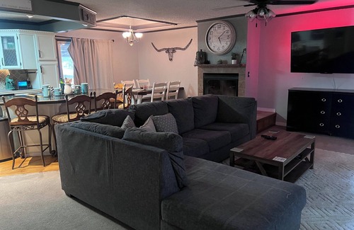 Greenwich House | Charming 3-bedroom house in Newton - Your Home Away From Home!