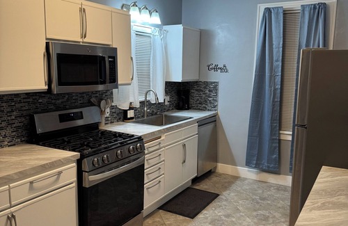 Toledo House | Charming 3-bedroom house next to Hollywood Casino! 1 minute from Interstate 75