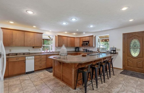 Elk House | Charming 3-bedroom house with WiFi, AC in peaceful Elk